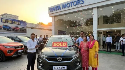 Car Sales Nov 2025: Tata Ne Phir Mari Baazi, 59,000 Gaadiyan Bechkar Banaya Naya Record